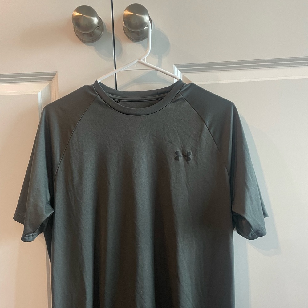 Under Armour Men's Olive Green T-Shirt Size Medium